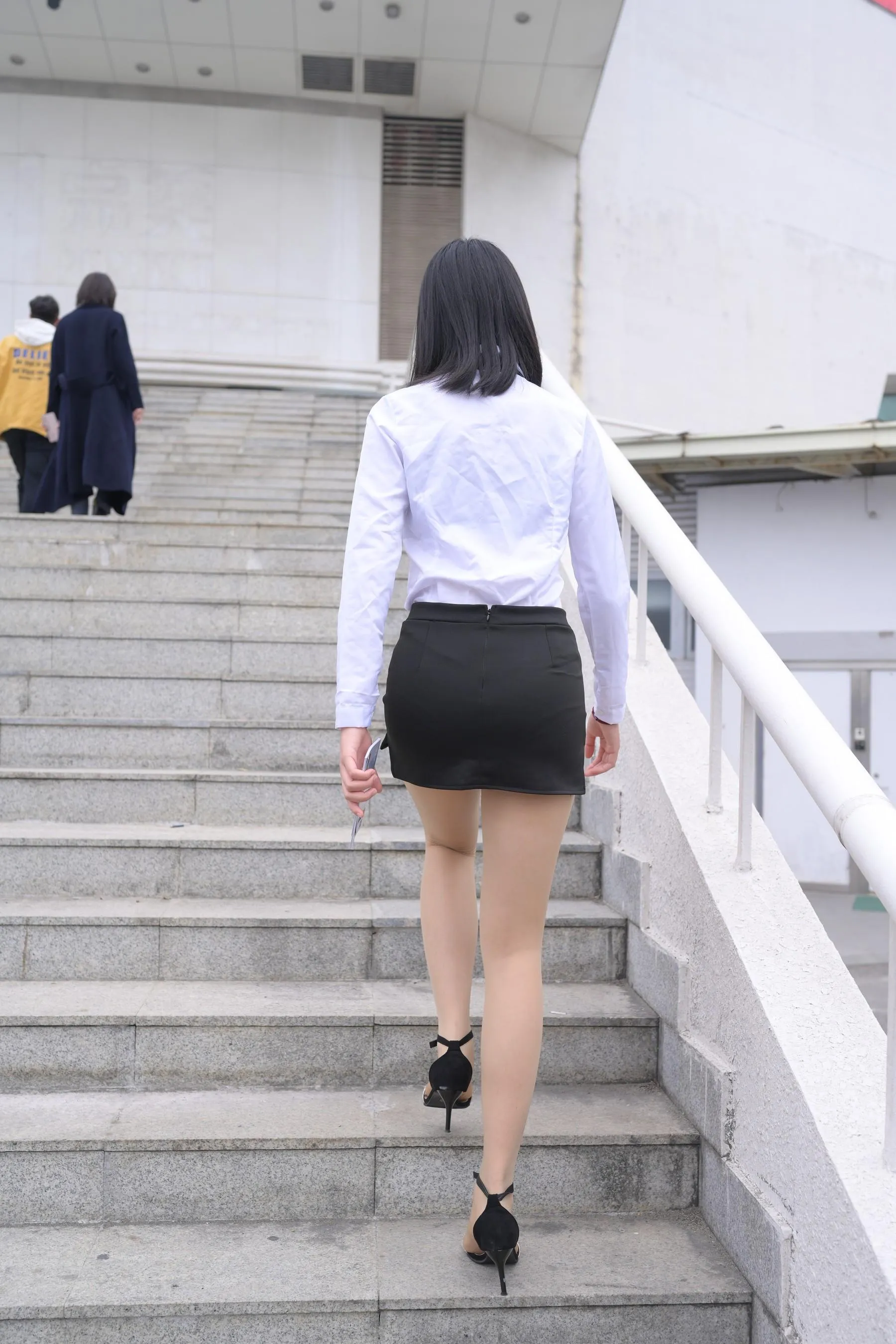 [魔镜街拍] NO.084 程生街拍-商城推销美女长腿肉丝制服 [456P]插图4